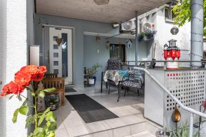 a balcony with a table and a dining room at A Casa Alfred Kemmern in Kemmern