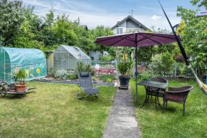 a yard with a table and chairs and an umbrella at A Casa Alfred Kemmern in Kemmern