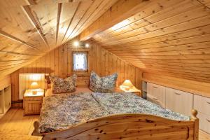 a bedroom with a large bed in a log cabin at Ferienhaus Obert - Drognitz in Drognitz