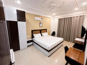a bedroom with a bed and a table and a desk at Tranquil Bliss in Jāmb