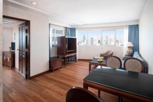 Un televizor și/sau centru de divertisment la Prince Palace Hotel Bangkok