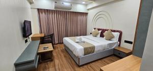 ein Hotelzimmer mit Bett und Fernseher in der Unterkunft Hotel Silvera Inn in Vatva