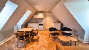 una cucina e una sala da pranzo con tavolo e sedie di Jacobs Hotel a Ringkøbing