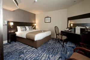 Un pat sau paturi într-o cameră la The Yarborough Hotel Wetherspoon