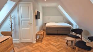 una piccola stanza con un letto e due sedie di Jacobs Hotel a Ringkøbing