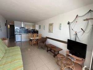 a living room with a couch and a tv at AwayDays - Apartamento en la 7a planta vista mar! in Empuriabrava