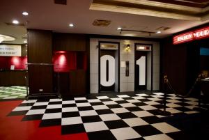 eine Lobby mit kariertem Boden und einem Buchstaben O in der Unterkunft The Theatre Tainan ChengGong in Tainan