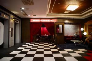 eine Lobby mit Schachbrettmusterboden in einem Hotel in der Unterkunft The Theatre Tainan ChengGong in Tainan + 21 Fotos