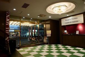 eine Restaurantlobby mit Schachbrettboden und Kronleuchter in der Unterkunft The Theatre Tainan ChengGong in Tainan
