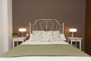 a bedroom with a bed with two lamps on two tables at Casa MiMar by BeValle in Panticosa