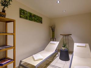 a room with two beds in a room at Mercure Hotel Duisburg City in Duisburg