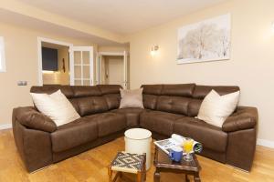a brown leather couch in a living room at Montibel by BeValle in Panticosa