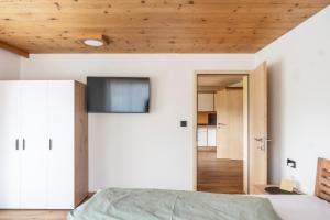 a bedroom with a bed and a wooden ceiling at Egg'spresso Gipfelglück in Egg