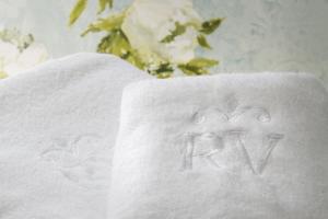 a drawing of a cross on a white towel at El Rincón del Verde by BeValle in Panticosa