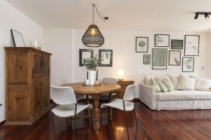 a living room with a table and a couch at Partacua by BeValle in Tramacastilla de Tena