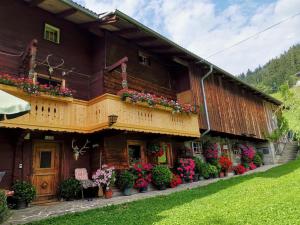 a building with flowers on the side of it at Apart Ponholz in Hart im Zillertal