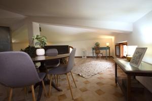 a living room with a table and chairs at Stanza del Cerro in Aranova