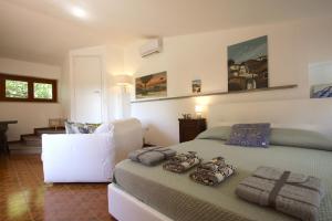 a bedroom with a bed with towels on it at Stanza dell'Ulivo in Aranova