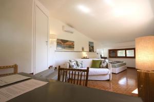 a living room with a couch and a table at Stanza dell'Ulivo in Aranova