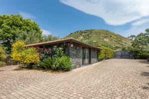a house with a mountain in the background at Casetta delle Rose sull'etna in Viagrande