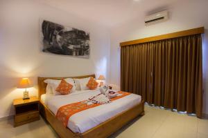 ein Schlafzimmer mit einem Bett, auf dem ein Stofftier liegt in der Unterkunft Sandi Agung Villa in Seminyak