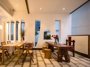 a dining room with a wooden table and chairs at 瓦述loft别院 in Zhangjiajie