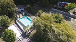 an overhead view of a swimming pool in a yard at CAMPING PANORAMIQUE du VERDON in Castellane