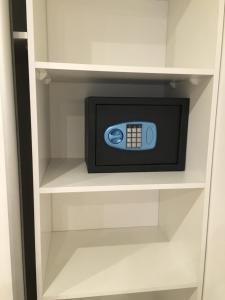 um pequeno armário com uma televisão em Tomas Apartment em Cēsis