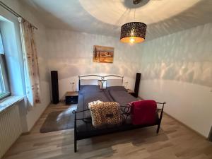 a bedroom with a bed in a room at Gästeunterkunft Am Hirschbach in Hirschbach