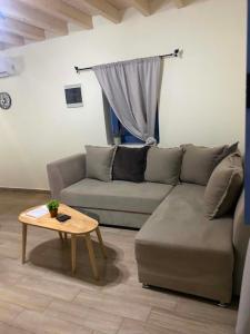 a living room with a couch and a coffee table at Mary's home in Atsikí