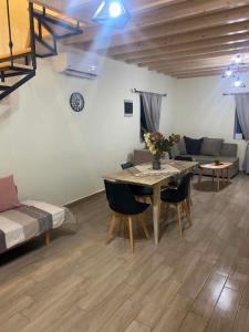 a living room with a table and a couch at Mary's home in Atsikí