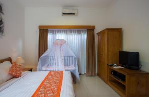 Ein Bett oder Betten in einem Zimmer der Unterkunft Sandi Agung Villa