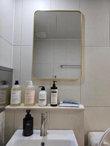 a bathroom with a sink and a mirror at 스테이149 in Hyomoktong-Ilgu