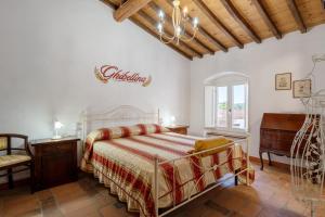 a bedroom with a bed and a dresser and a bed sidx sidx sidx sidx at La Campana d'Oro Bibbiena in Bibbiena