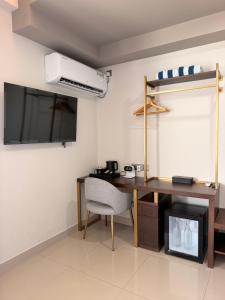 a room with a desk with a chair and a projector at Royal Villa Fulidhoo in Fulidhoo