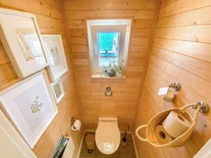 a small bathroom with a toilet in a tree house at Hausboot - Yara in Heiligenhafen