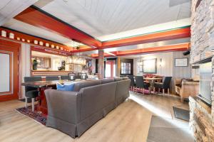 a living room with couches and a dining room at Gomobu Fjellstue in Ron