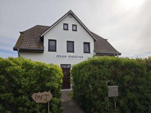 a white house with the words buicks house at Haus Mohnke in Hiddensee