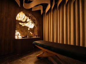 a bench in a room with a window at Boulevard Drobnera SPA&Wellness - Restaurant PONTI - Widok na Odre in Wrocław