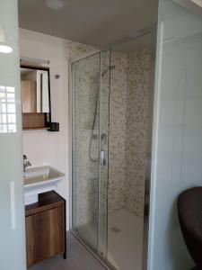 a bathroom with a shower and a sink at Loureiros Dorm in Santiago de Compostela