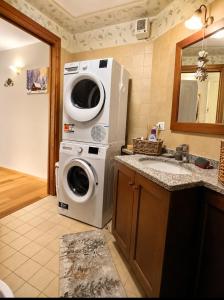 a kitchen with a washing machine and a sink at Le Petit Refuge in La Thuile