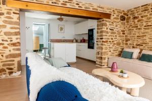 a living room with a couch and a table at Grand Appartement 2 chambres et 2 SDB, Balnéo, Centre-ville in Quimper