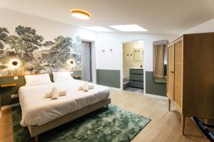 a bedroom with a large bed and a bathroom at Grand Appartement 2 chambres et 2 SDB, Balnéo, Centre-ville in Quimper