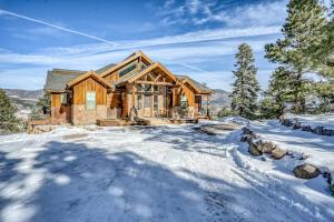 a log home in the snow at Cutbow Lodge in South Fork