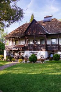 a large house with a gambrel roof at Behív-Lak in Medişoru Mic