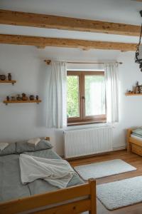 a bedroom with a bed and a window at Behív-Lak in Medişoru Mic