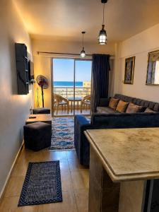 a living room with a couch and a view of the ocean at قريه سورتلاج مرسي مطرح الفيو المميز in Marsa Matruh