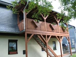 a wooden deck on the side of a house at Ferienwohnungen Am Nussbaum in Saalfeld