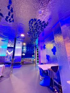 a room with purple walls and a table and chairs at The POD Suite Hostel Joaquin Sorolla in Valencia