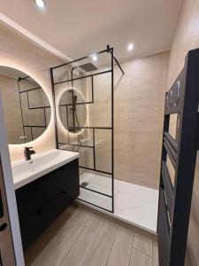a bathroom with a glass shower and a sink at T2 "Bohême" vue mer, centre ville tout à pied in Le Lavandou +36 photos